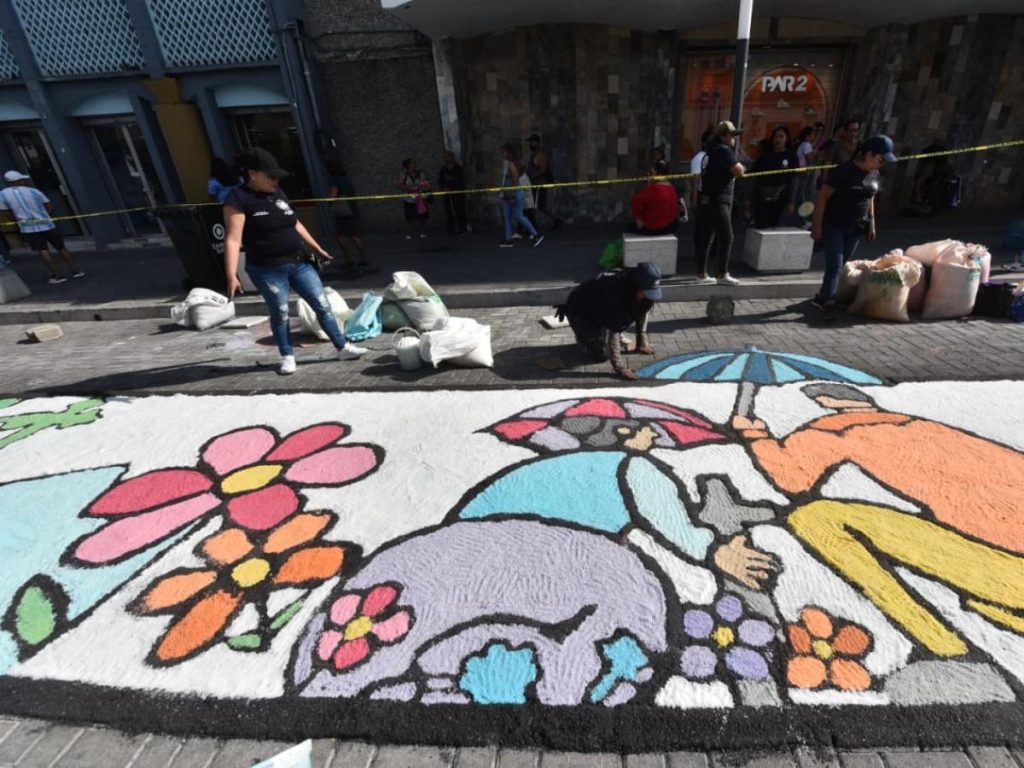 Sacos de sal teñida son descargados en las cercanías de la Plaza Bolívar para continuar con la construcción de la alfombra de Semana Santa. Fotografía/ elsalvador.com