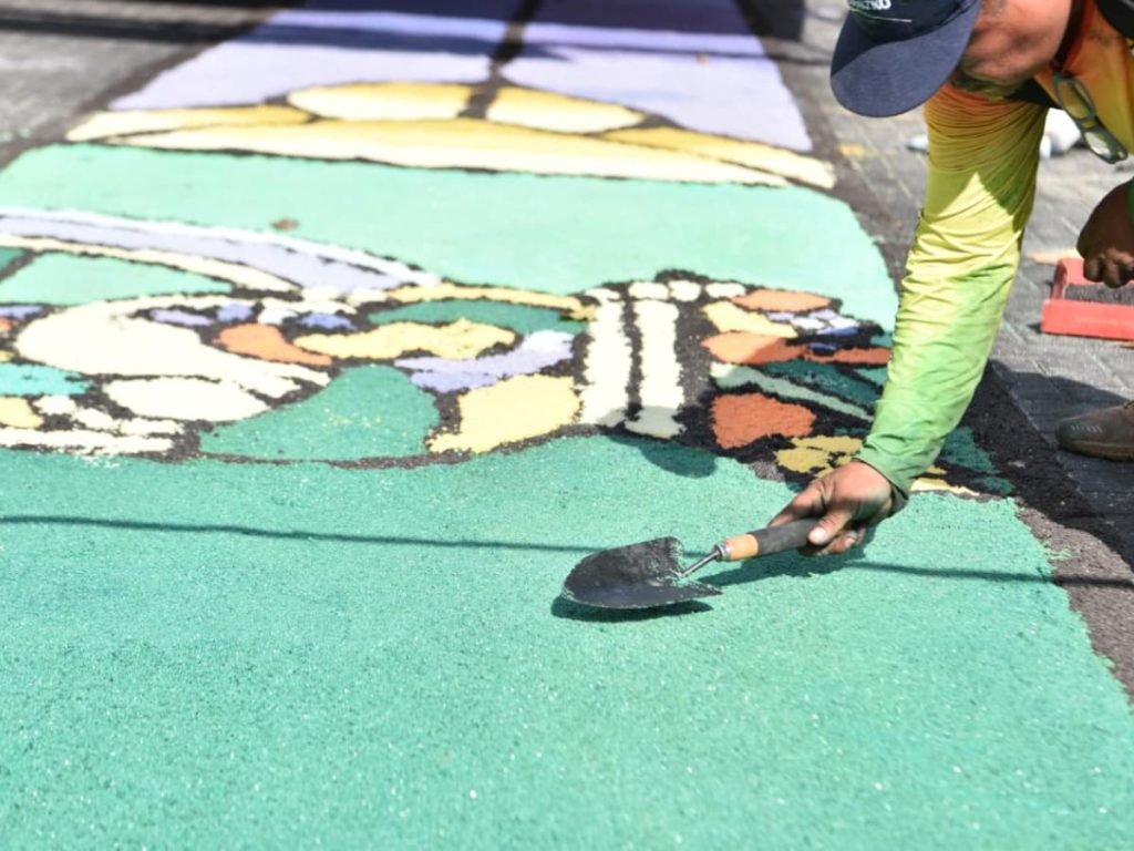Más de 2,000 personas trabajan en la alfombra del Centro Histórico, afectada por el clima Fotografía/ elsalvador.com