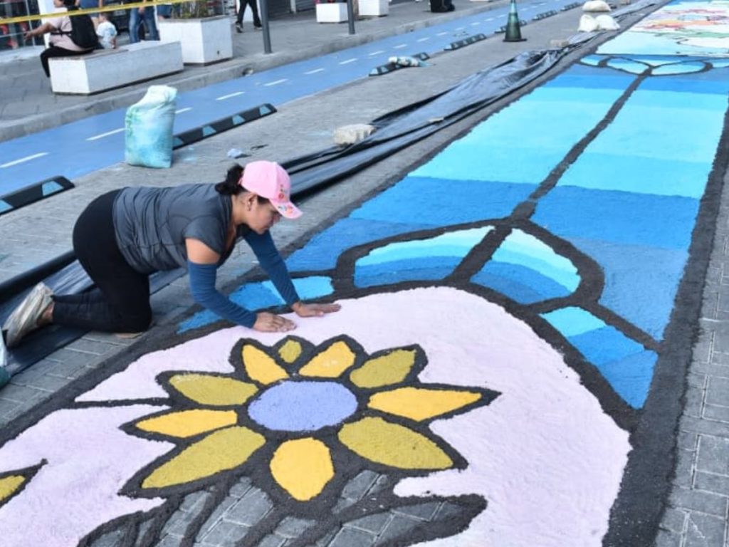 Detalles en sal de colores comienzan a dar forma a la tradicional alfombra en pleno corazón de la capital. Fotografía/ elsalvador.com