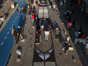 Alfombra gigante de Semana Santa avanza en el Centro Histórico, pese a retrasos por lluvias