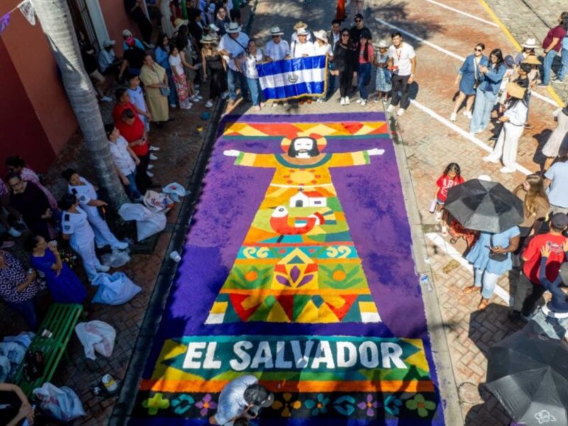La alfombra salvadoreña en Comayagua destacó por su diseño de “Cristo Resucitado” y su riqueza cultural.