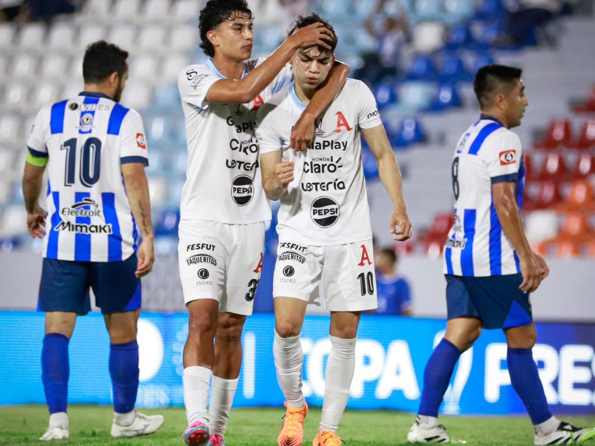 Leo Menjivar (der.) celebra su gol ante Metapán en la Copa Presidente. Foto X Alianza