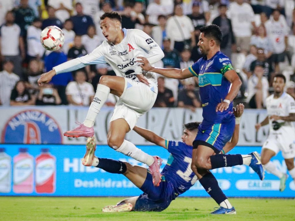 Gustavo Souza (izq.) anotó ante Zacatetoluca. Foto X Alianza