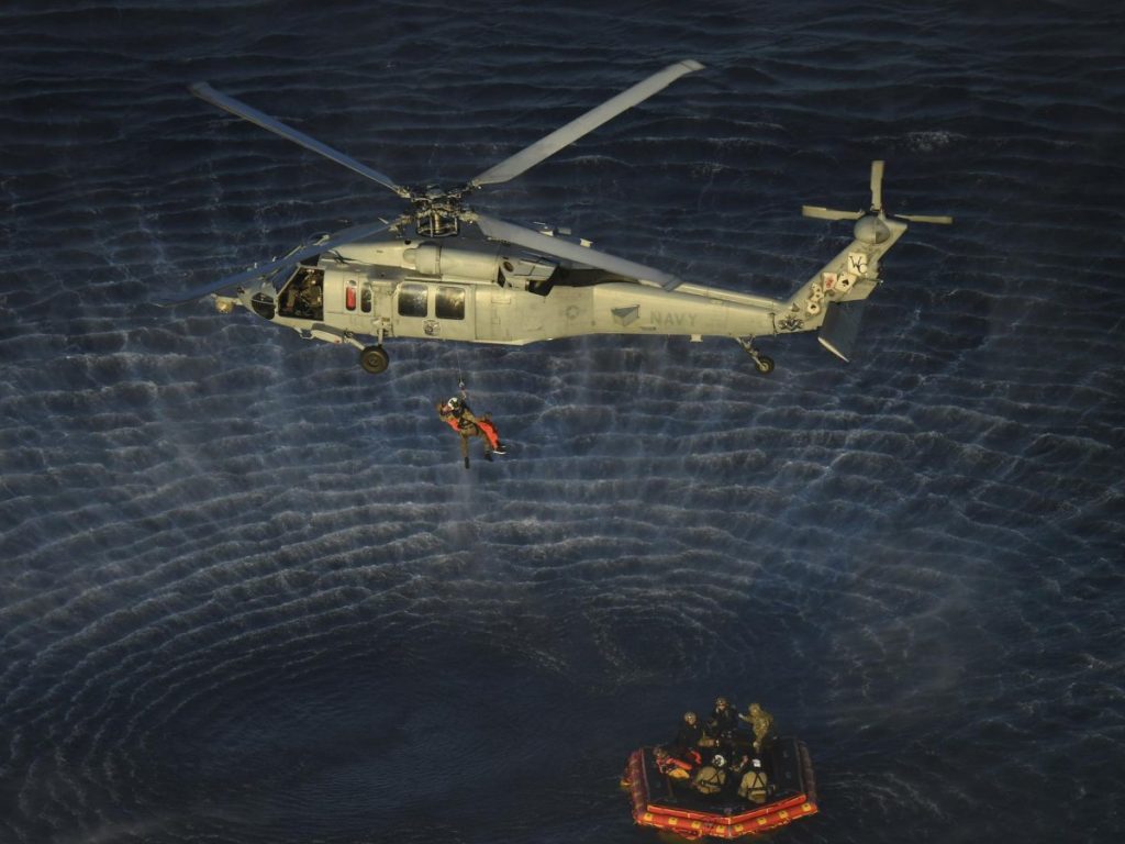 Helicóptero evacúa a los astronautas tras salir de la cápsula Orion. Fotografía