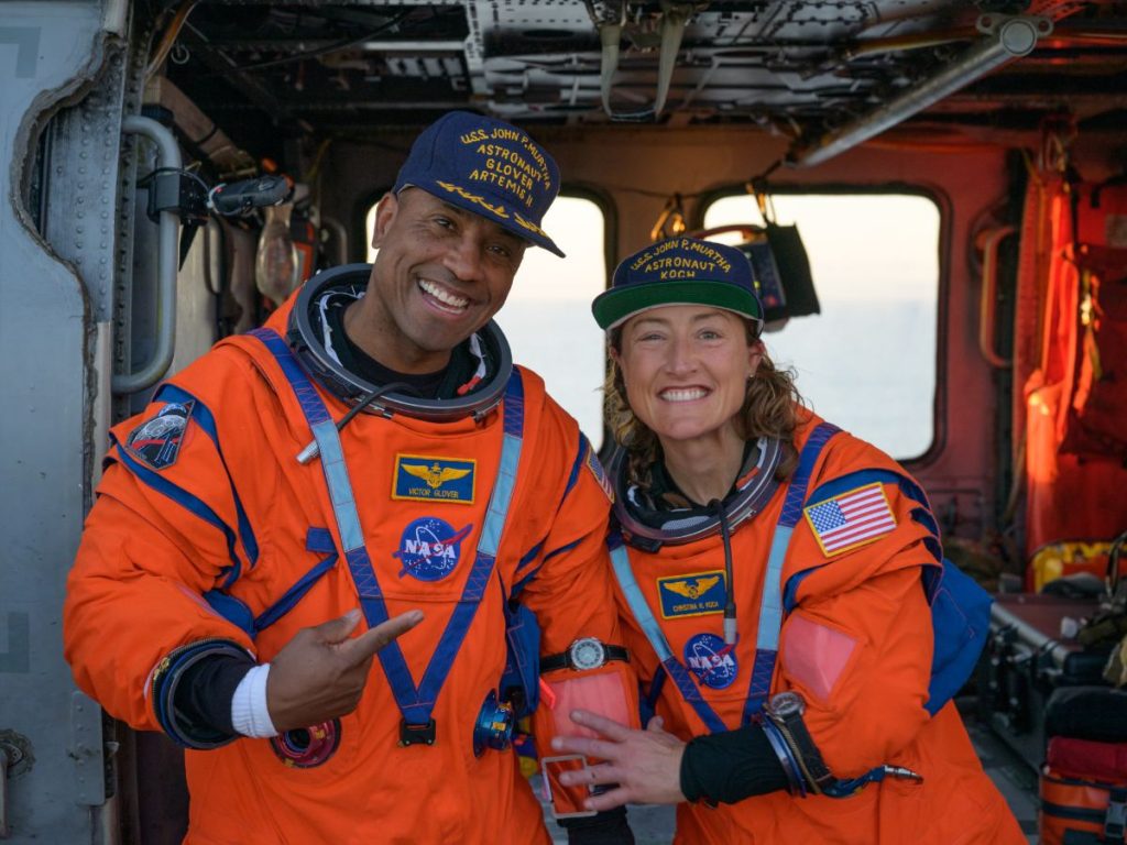 Victor Glover y Christina Koch permanecen a bordo de un helicóptero MH-60 Seahawk tras ser rescatados de la cápsula Orion. Fotografía/ NASA
