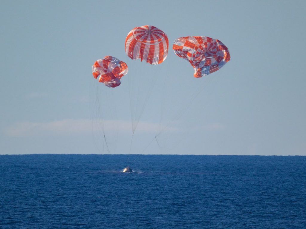 La cápsula Orion ameriza en el Pacífico con la tripulación de Artemis II. Fotografía/ NASA