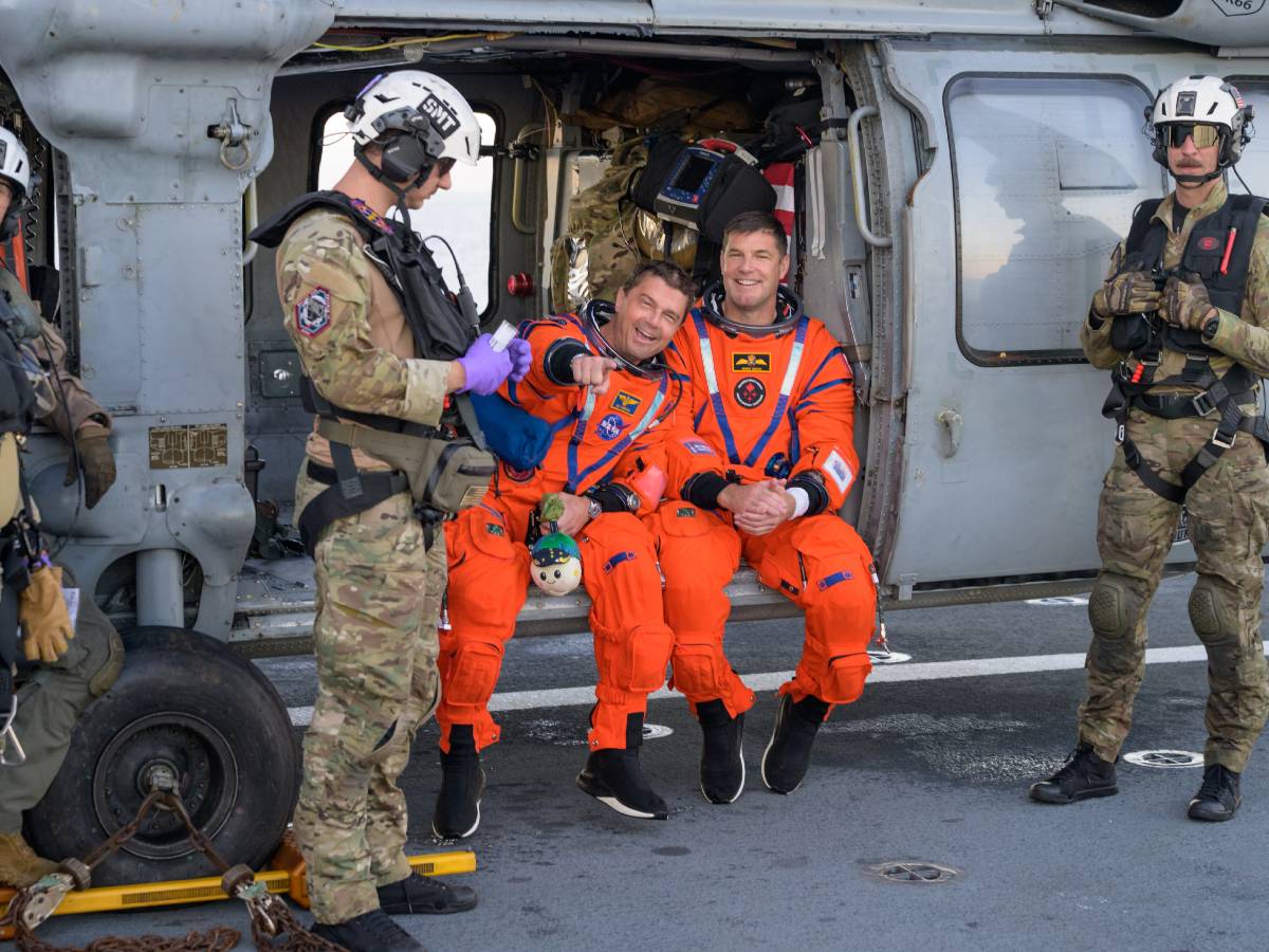 La tripulación regresa a la Tierra tras completar con éxito la órbita lunar. Fotografía/ NASA