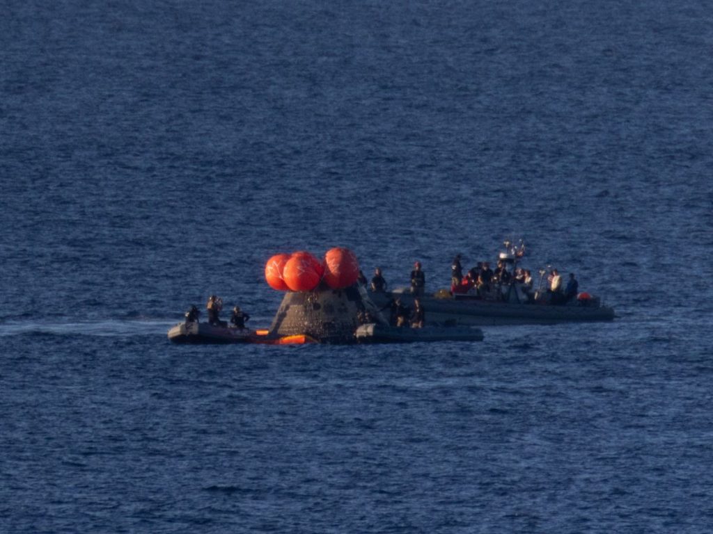 Equipos de recuperación aseguran la nave Orion minutos después de su descenso frente a la costa de California. Fotografía/ NASA