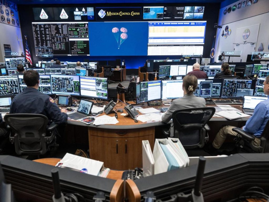 Equipo de la NASA monitoreó el descenso desde Houston. Fotografía/ NASA