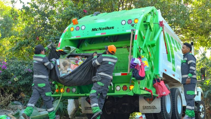 "Recolectores El Salvador", como se hace llamar ANDES en redes sociales, realizan labores de limpieza de la colonia Las Margaritas en Soyapango