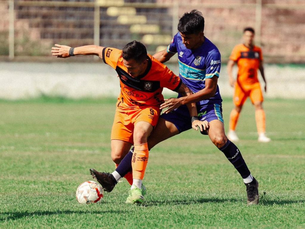 Federico Andrada (izq.) contra defensa de Zacatecoluca. Foto X Águila