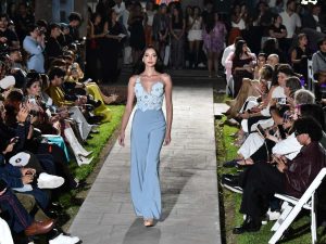 Enterizo celeste con aplicaciones florales y escote delicado reafirmó el estilo femenino de Andrea Ayala.