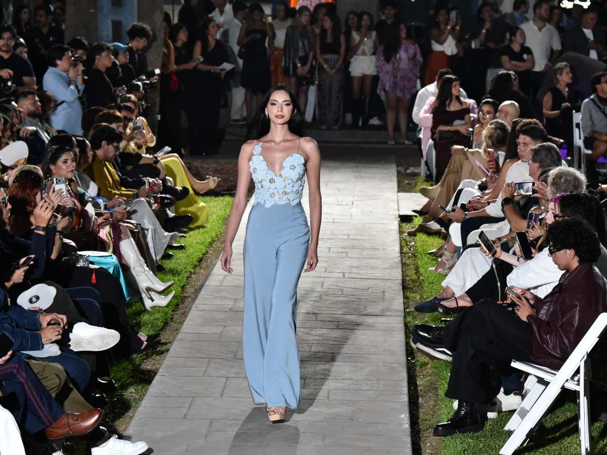 Enterizo celeste con aplicaciones florales y escote delicado reafirmó el estilo femenino de Andrea Ayala.