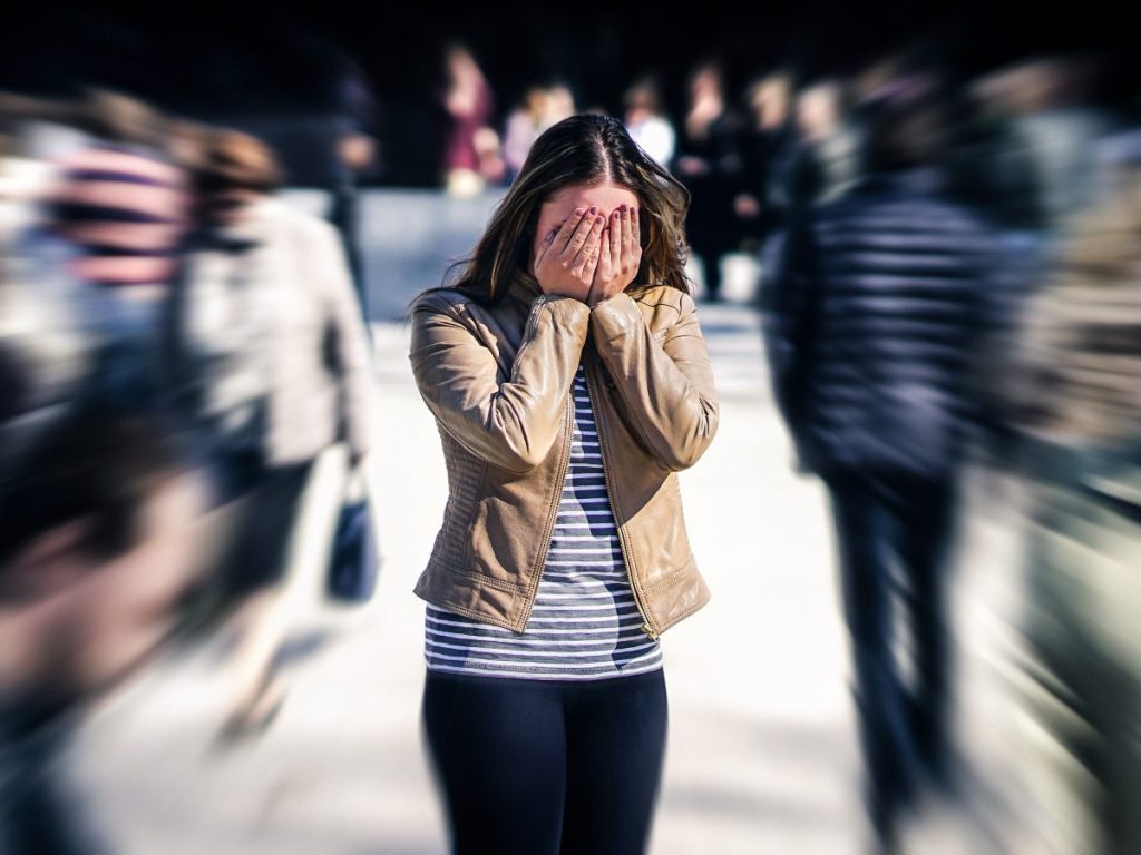 La sobrecarga mental y el estrés diario mantienen al cerebro en alerta, incluso cuando el cuerpo necesita detenerse.