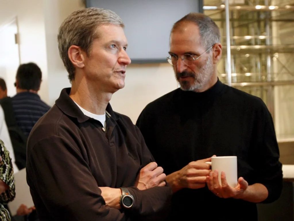 Fotografía de archivo del fundador de Apple, Steve Jobs (d) y el actual consejero delegado de la compañía, Tim Cook (i). 