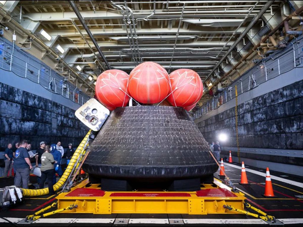 El material, compartido por el comandante Reid Wiseman, capta la apertura de la escotilla y el reencuentro con el equipo de la Marina.