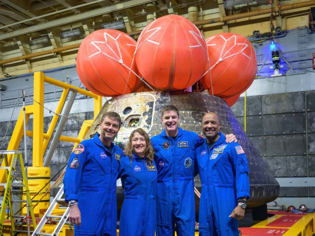 La NASA publicó por primera vez un video en POV del rescate de la misión Artemis II, mostrando el momento en que astronautas salen de la cápsula Orion tras amerizar en el Pacífico. Foto NASA