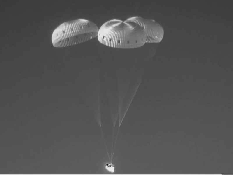 Sistema de 11 paracaídas de Orión reduce la velocidad para un amerizaje seguro en el océano Pacífico.
Crédito: captura de pantalla de transmisión en vivo de la NASA