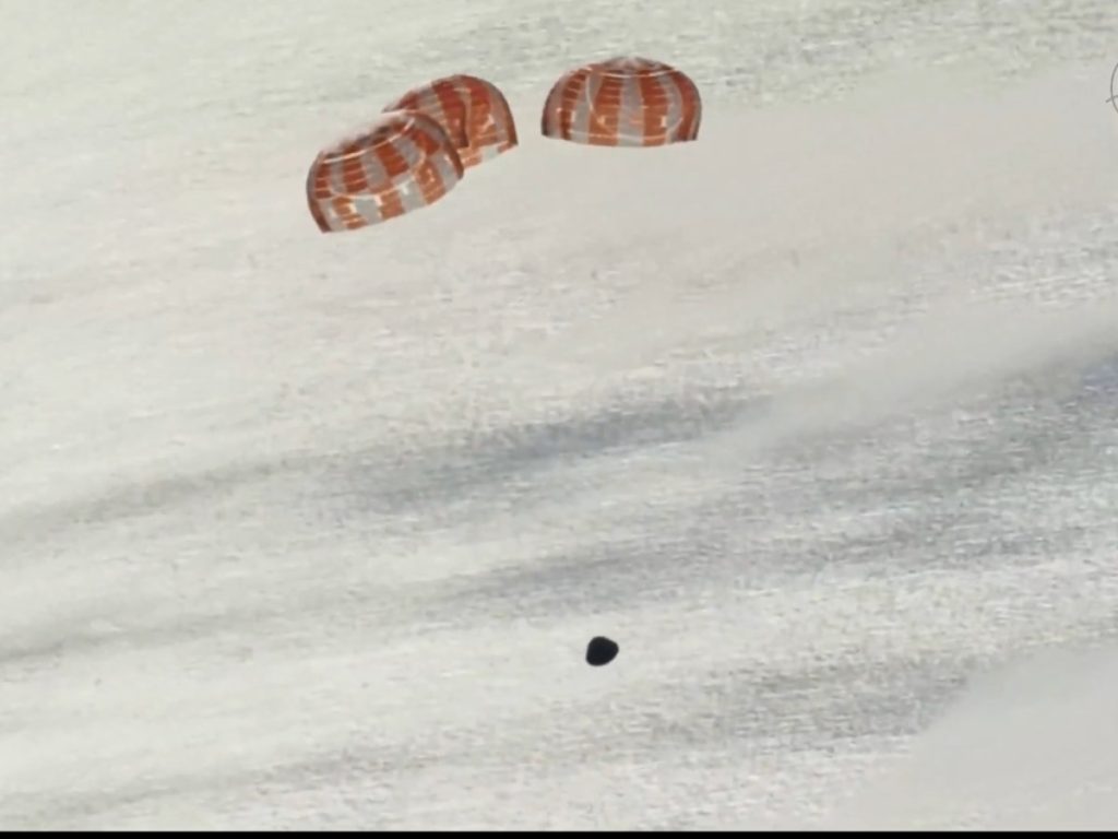 La cápsula Orión despliega su sistema de paracaídas antes de amerizar frente a la costa de San Diego tras la misión Artemis II.