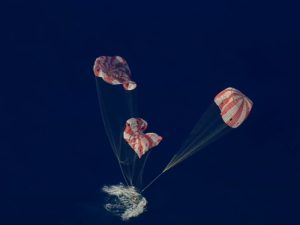 Orión completa su reingreso atmosférico convertida en una “bola de fuego”, según describieron los astronautas.