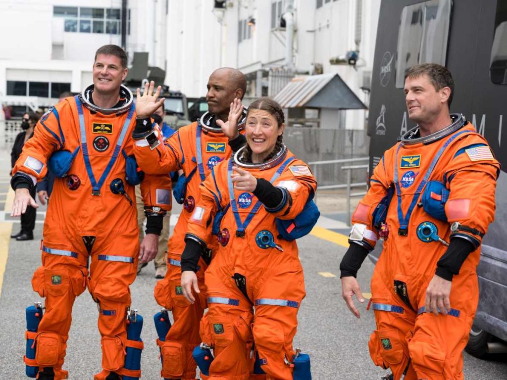 Astronautas de Artemis II se despiden de sus familias antes de abordar la nave Orion en Florida, previo al histórico lanzamiento que marcará el regreso de misiones tripuladas alrededor de la Luna.