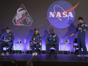 La tripulación de Artemis II saluda tras regresar de su histórica misión alrededor de la Luna en Houston.