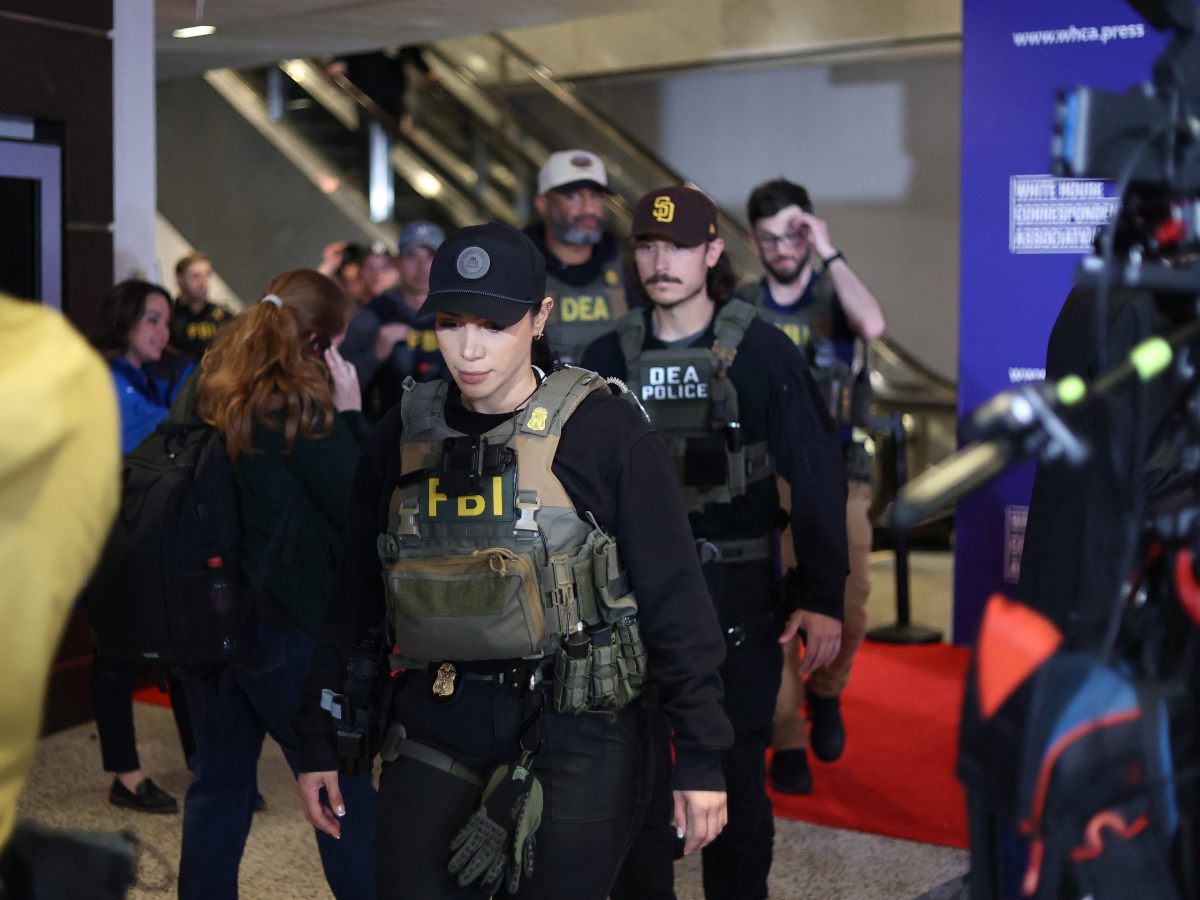 Agentes del FBI en el Washington Hilton tras un tiroteo durante una gala con Donald Trump en Washington; el sospechoso fue detenido en el lugar.