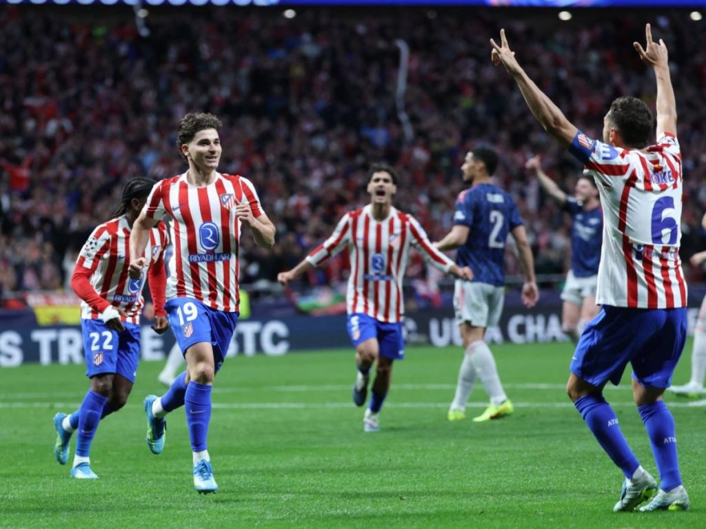 Julian Álvarez (izq.) celebra su gol ante el Arsenal. Foto AFP