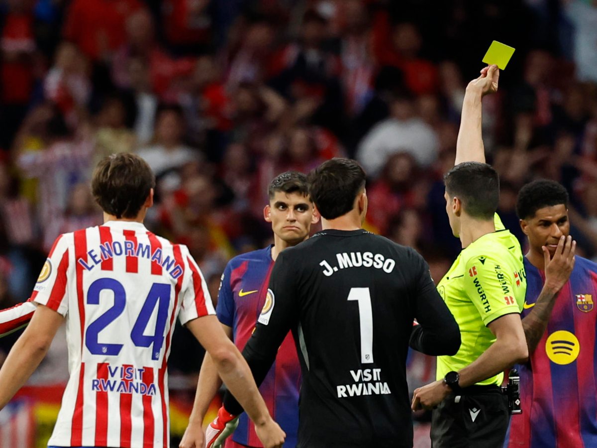 Arbitraje en el partido entre el Barcelona y el Atlético de Madrid. Foto AFP