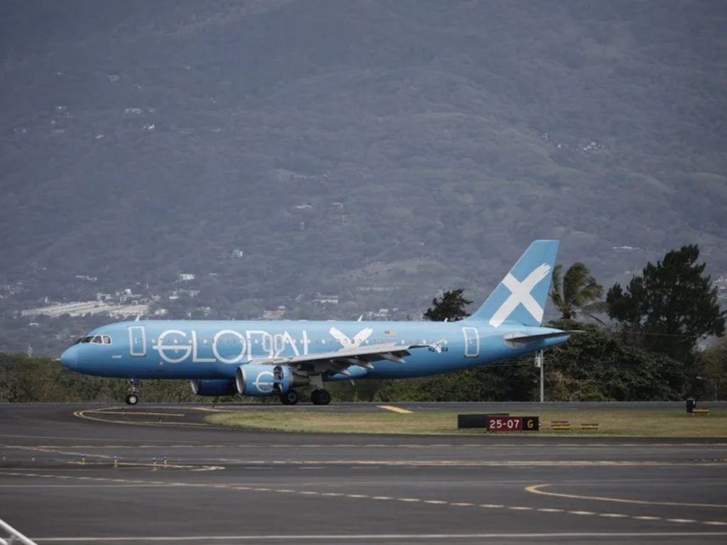 Fotografía que muestra el avión en el que llegaron 25 migrantes deportados de Estados Unidos este sábado, en San José (Costa Rica).
