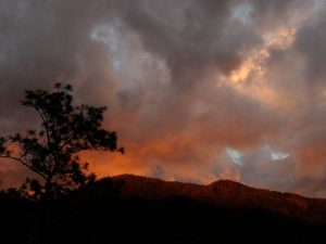 Vista panorámica desde el Bailadero del Diablo, en Arambala, Morazán Norte, un destino de la Ruta de la Paz ideal para los amantes del ecoturismo y la aventura extrema.