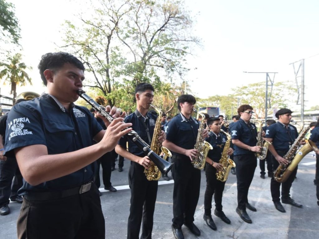 Orquestas dieron el recibimiento a los Hermanos Flores en el Aeropuerto Monseñor Romero. Foto Miguel Lemus