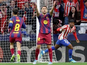Ademola Goodman (der.) celebra victoria su gol ante el Barcelona. Foto AFP
