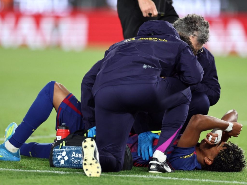 Lamine Yamal sale lesionado tras anotar de penal al Celta. Foto AFP