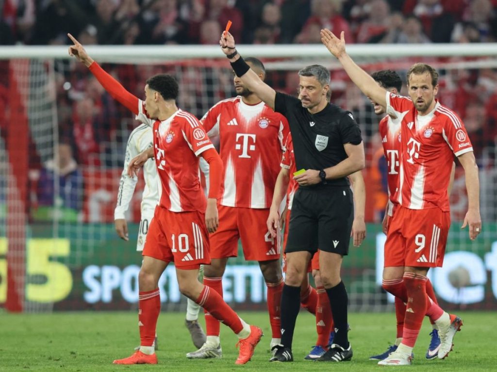 El árbitro Slavko Vincic expulsó a Eduardo Camavinga. Foto AFP