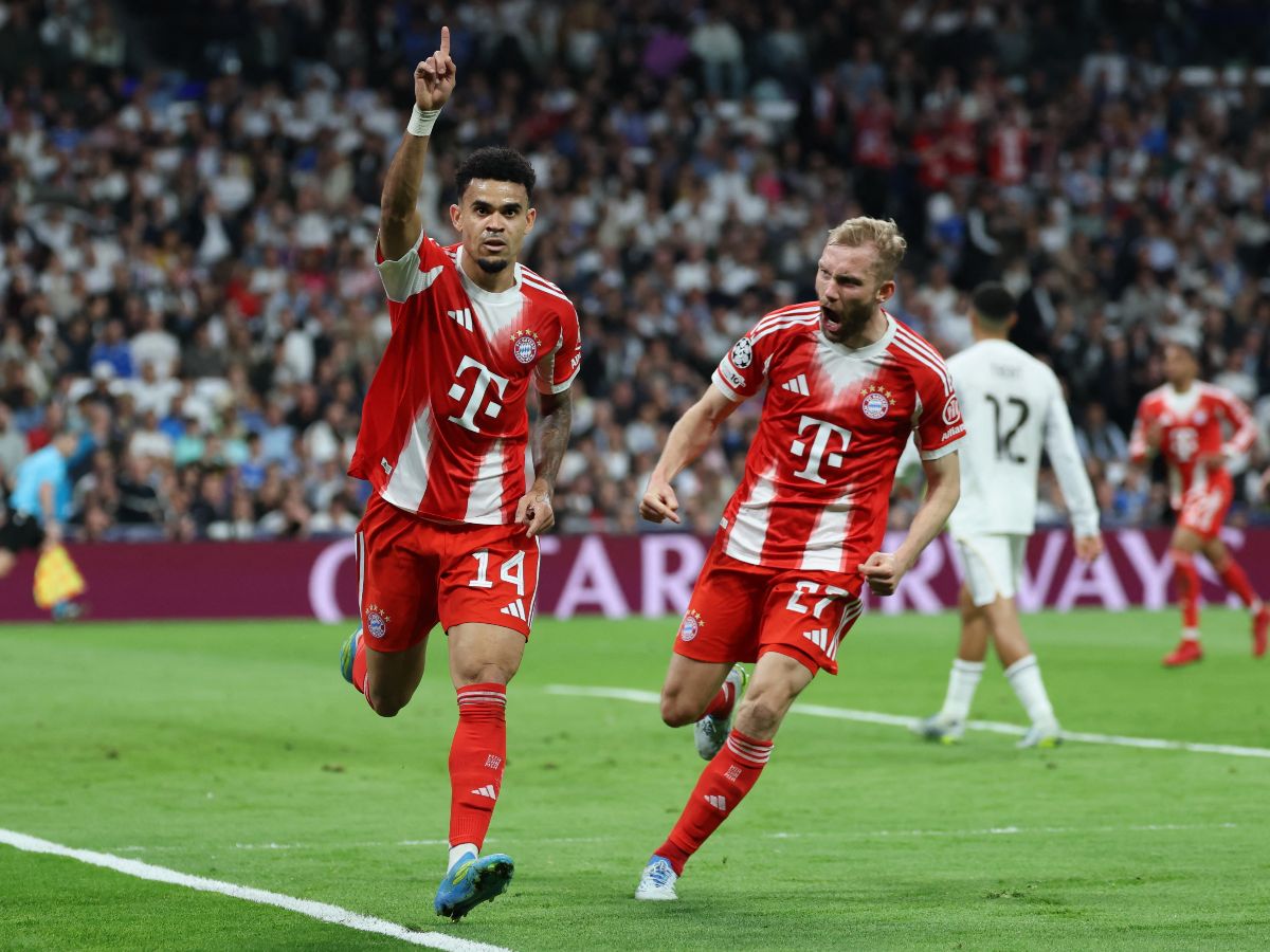 Luis Díaz (izq.) celebra su gol ante el Real Madrid. Foto AFP