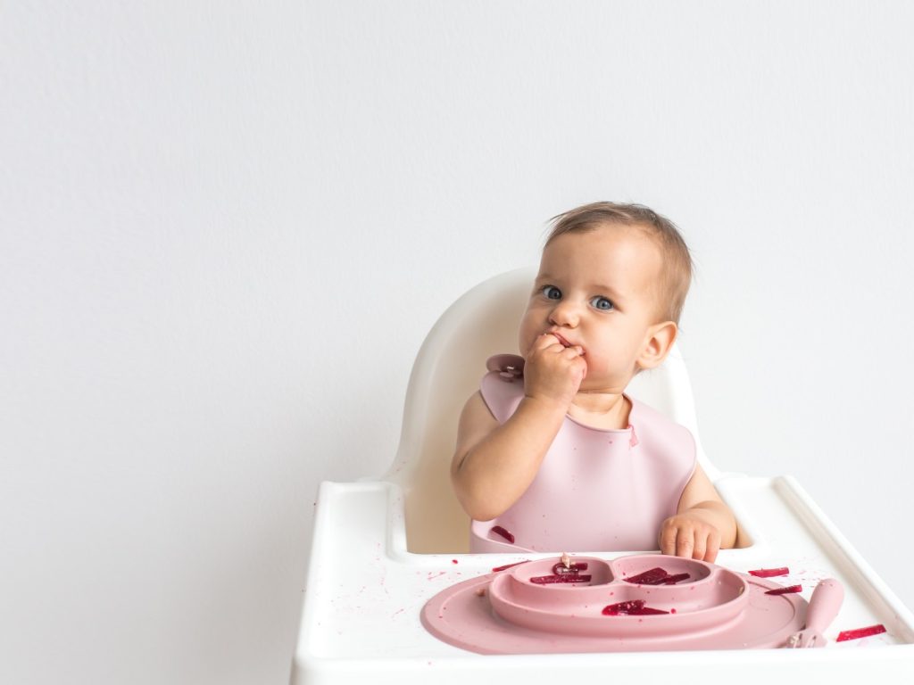 La alimentación complementaria inicia con alimentos naturales como verduras y frutas, siempre adaptados a la edad del bebé.