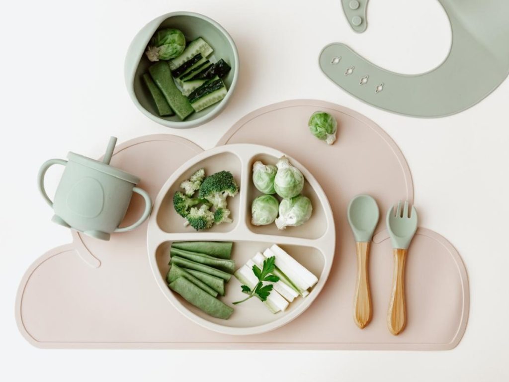 Cortar los alimentos en tamaños adecuados permite que el bebé coma de forma segura y autónoma.