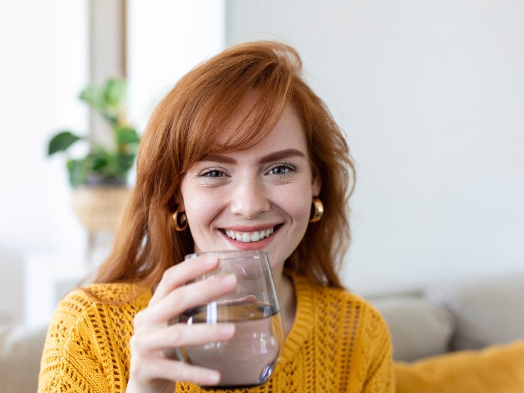 Mantener una buena hidratación ayuda a los riñones a eliminar toxinas y prevenir la formación de cálculos de forma natural.