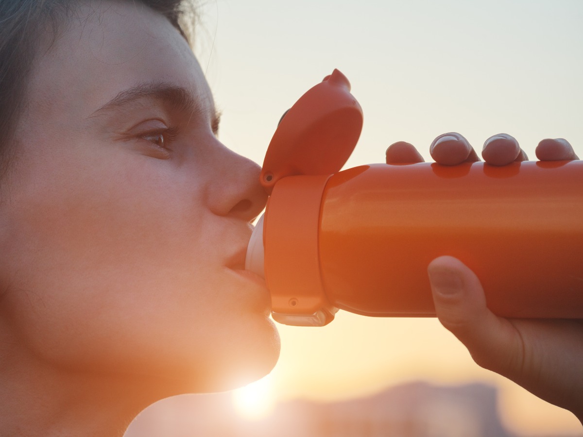Sin una limpieza adecuada, las botellas reutilizables pueden acumular bacterias en la tapa y afectar tu salud al beber agua.