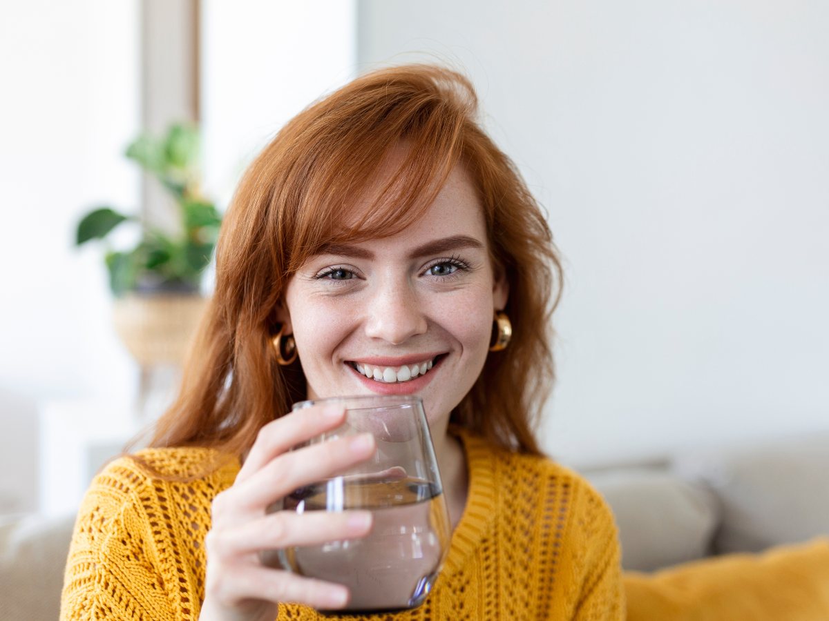 Mantener una buena hidratación ayuda a los riñones a eliminar toxinas y prevenir la formación de cálculos de forma natural.