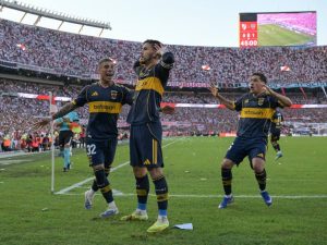 Leandro Paredes (cent.) celebra su gol ante River Plate. Foto EFE