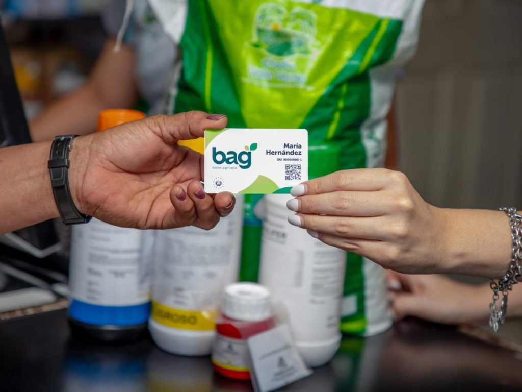 El BAG ahora se entrega mediante una tarjeta con $75 para la compra de insumos agrícolas. Foto/ Cortesía