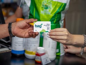El BAG ahora se entrega mediante una tarjeta con $75 para la compra de insumos agrícolas. Foto/ Cortesía