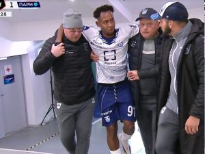 Brayan Gil sale lesionado con el Baltika. Foto X