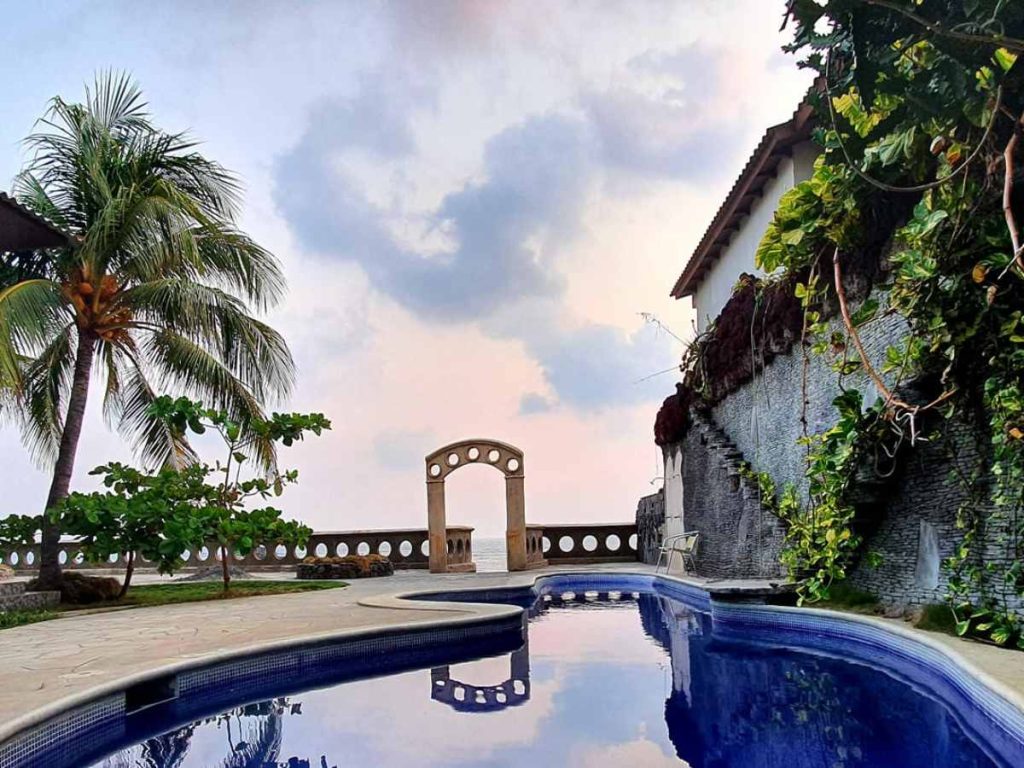 Piscinas y áreas abiertas en Brisa Marina invitan a desconectarse y disfrutar del entorno marino con mayor privacidad.