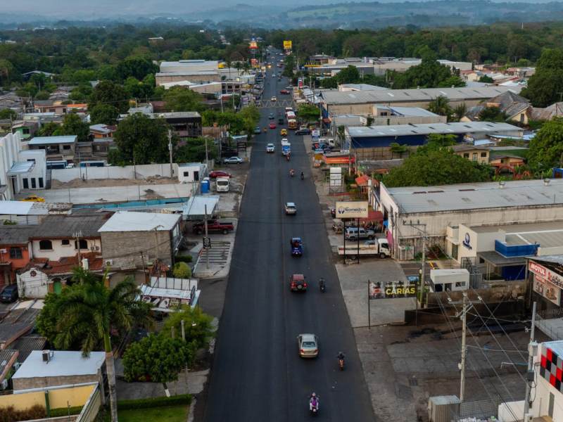 La intervención incluye nueva carpeta asfáltica, aceras y señalización vial en Sonsonate.