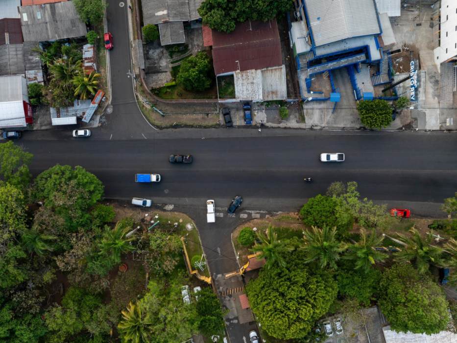 Equipos trabajan en la pavimentación y ampliación del bulevar Las Palmeras para mejorar la movilidad.