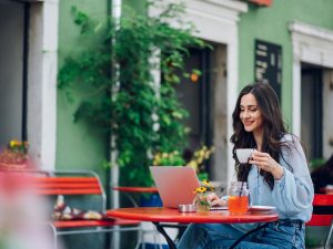 Trabajar desde un café es ideal, pero tu seguridad digital depende de hábitos simples que muchas veces pasás por alto.
