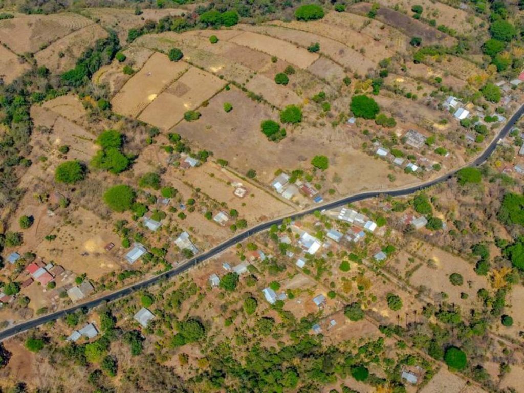 Más de 4 kilómetros de la calle al cantón Los Toles ya han sido pavimentados.